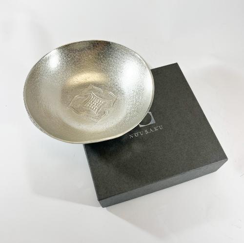 COUPE EN ÉTAIN DE KAWANANO Toshiya, artisan aïnou