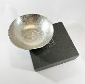 COUPE EN ÉTAIN DE KAWANANO Toshiya, artisan aïnou