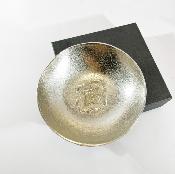 COUPE EN ÉTAIN DE KAWANANO Toshiya, artisan aïnou